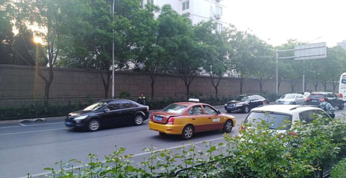 Bild zeigt Strasse mit chinesischem Taxi